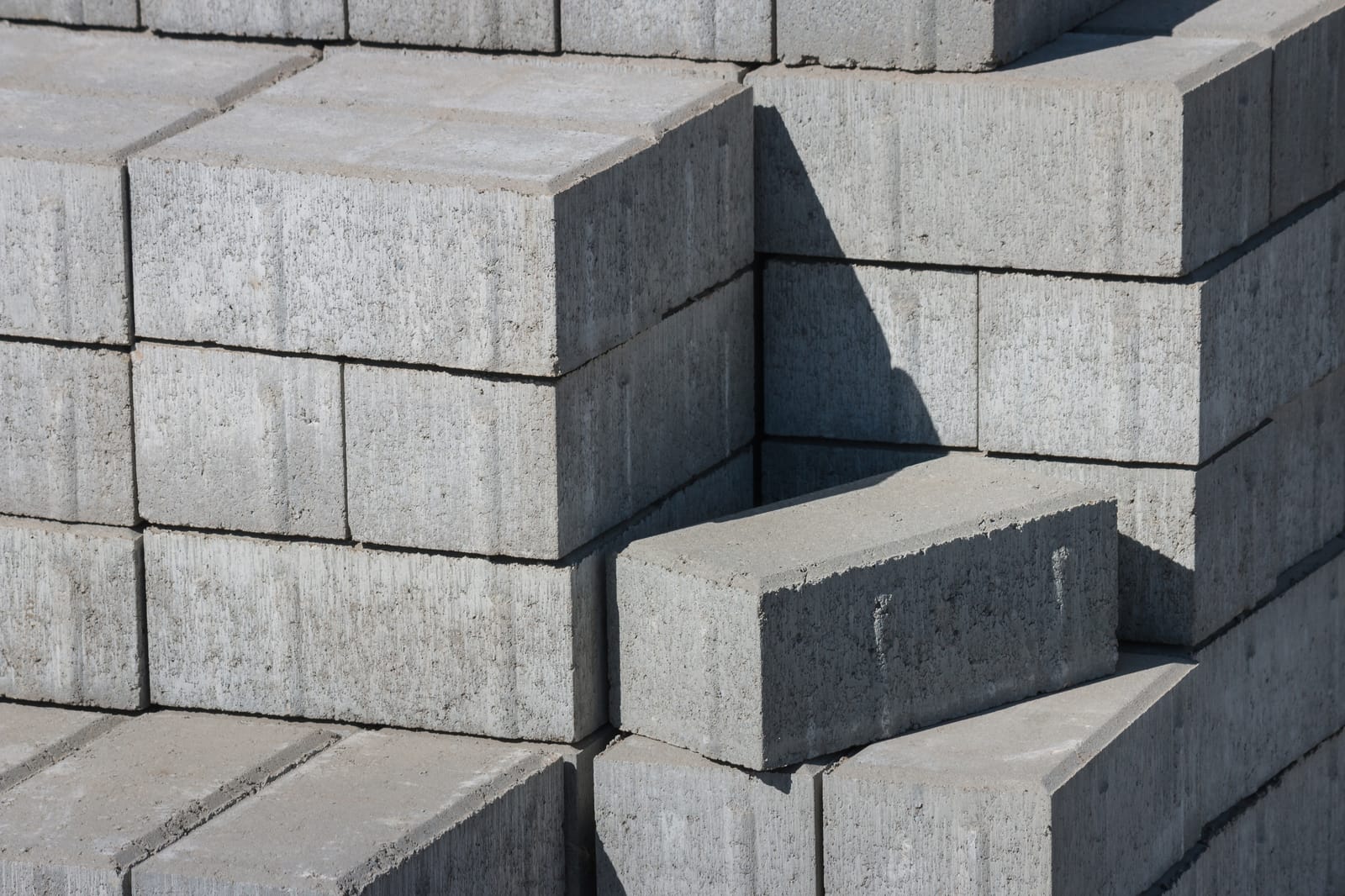 Finished low-carbon building blocks and pavers made from recycled material